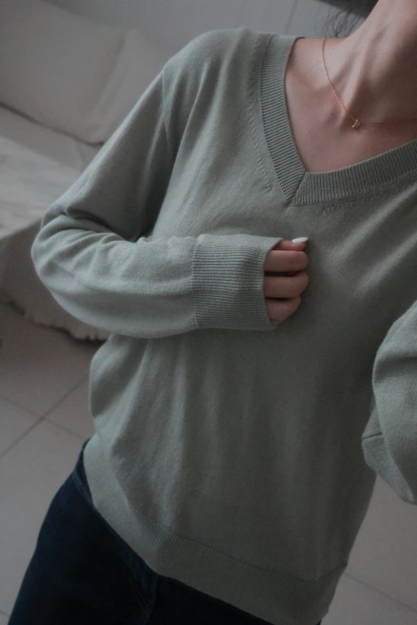 (現貨)韓國製-絲綢羊毛優雅V領針織上衣（灰綠） 