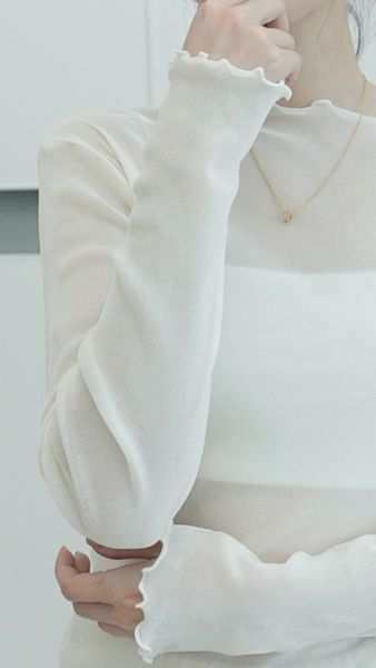 (現貨)韓國製-柔霧絨面透膚木耳邊上衣（白） 
