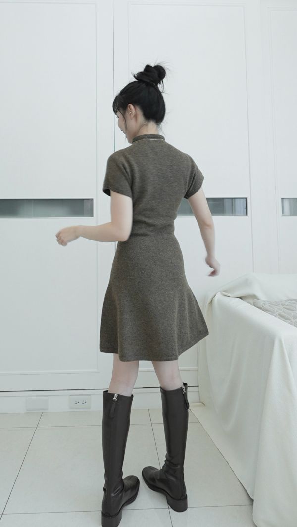 (現貨)韓國製-高級剪裁羊毛微高領洋裝（深咖） 