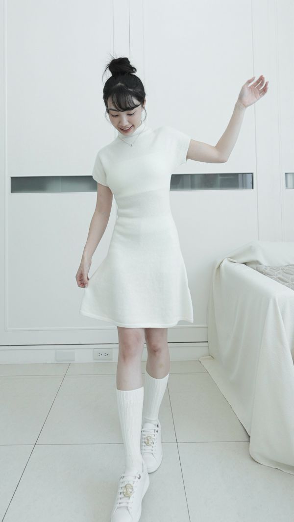 (現貨)韓國製-高級剪裁羊毛微高領洋裝（白） 
