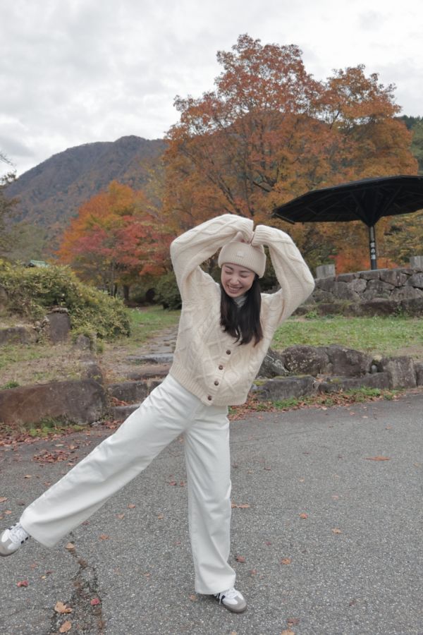 (現貨)韓國製-木紋釦羊駝毛Ｖ領麻花針織外套（米白） 