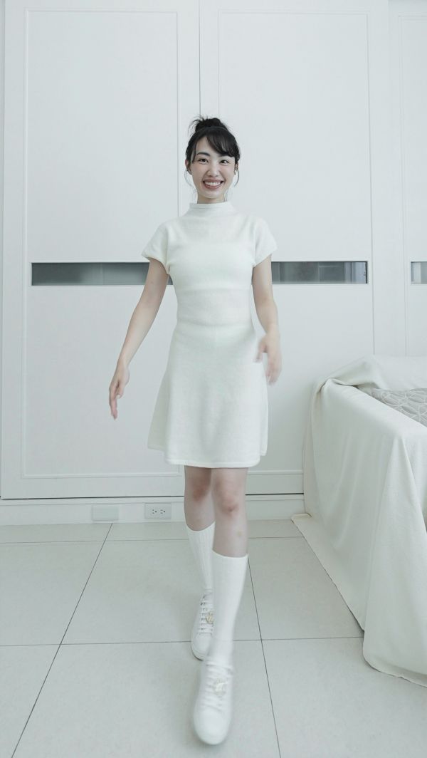 (現貨)韓國製-高級剪裁羊毛微高領洋裝（白） 