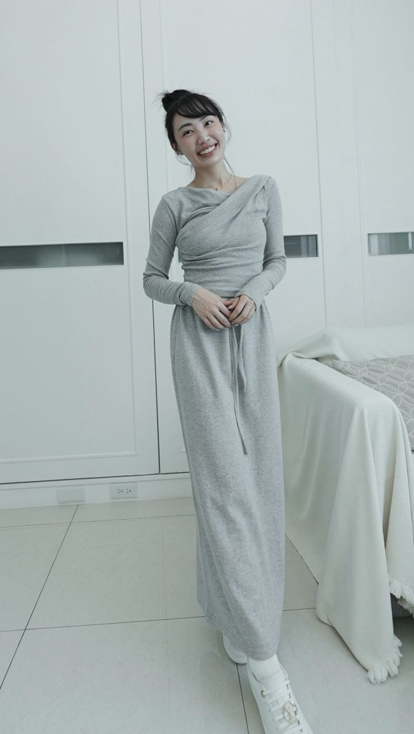 (現貨)韓國製-氣質扭轉長袖上衣（淺灰） 