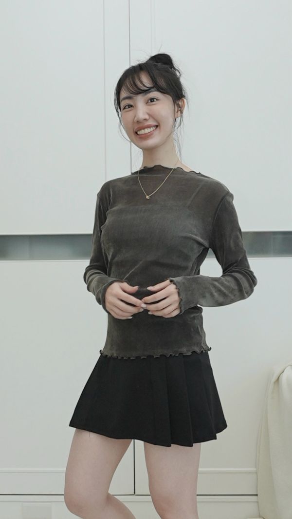(現貨)韓國製-柔霧絨面透膚木耳邊上衣（灰黑） 