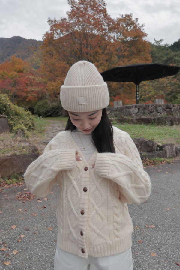 (現貨)韓國製-木紋釦羊駝毛Ｖ領麻花針織外套（米白） 
