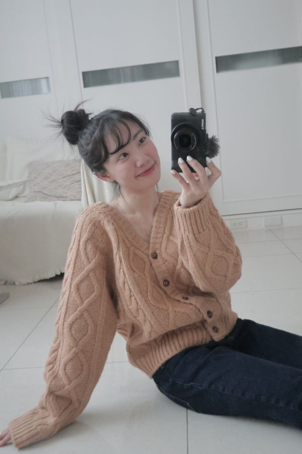 (現貨)韓國製-木紋釦羊駝毛Ｖ領麻花針織外套（焦糖餅乾） 