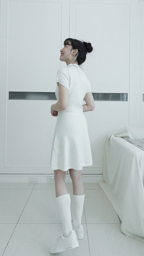 (現貨)韓國製-高級剪裁羊毛微高領洋裝（白） 