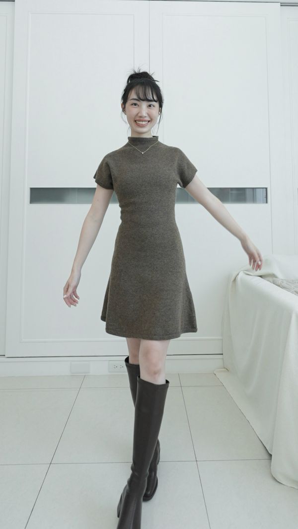 (現貨)韓國製-高級剪裁羊毛微高領洋裝（深咖） 