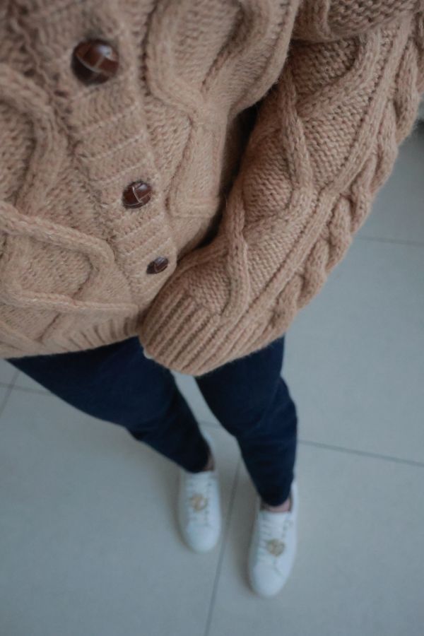 (現貨)韓國製-木紋釦羊駝毛Ｖ領麻花針織外套（焦糖餅乾） 