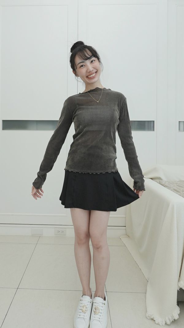 (現貨)韓國製-柔霧絨面透膚木耳邊上衣（灰黑） 