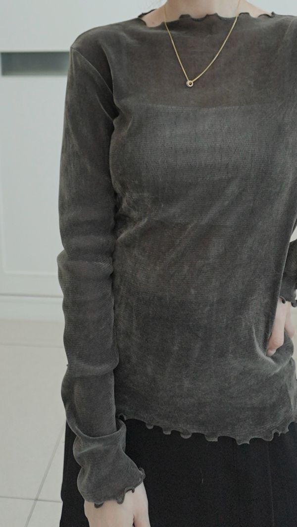 (現貨)韓國製-柔霧絨面透膚木耳邊上衣（灰黑） 