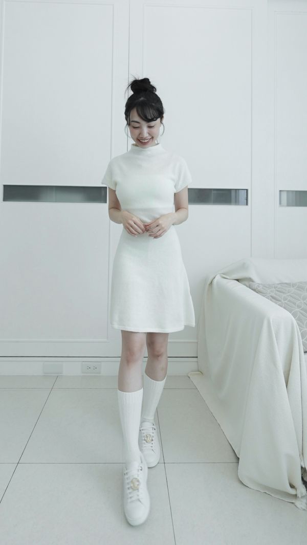 (現貨)韓國製-高級剪裁羊毛微高領洋裝（白） 