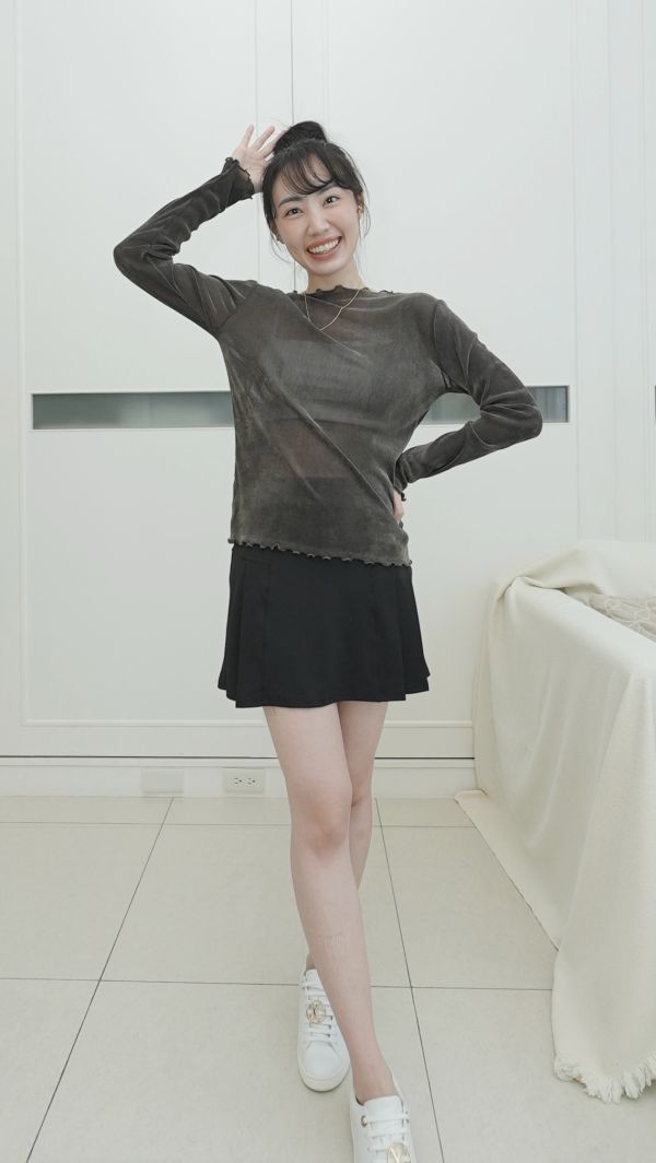 (現貨)韓國製-柔霧絨面透膚木耳邊上衣（灰黑） 