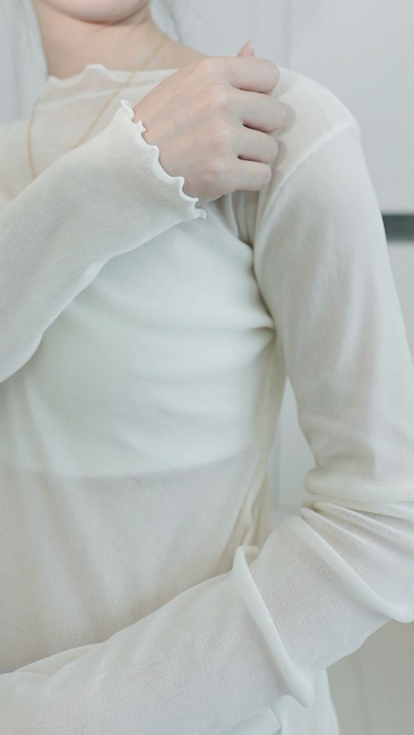 (現貨)韓國製-柔霧絨面透膚木耳邊上衣（白） 