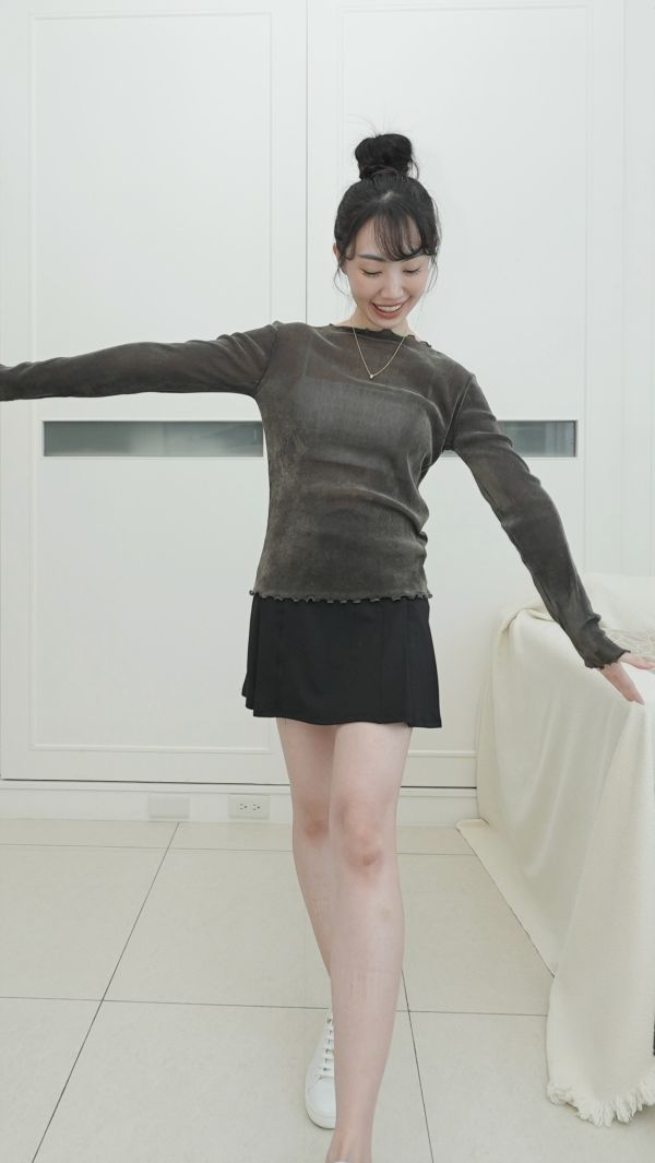 (現貨)韓國製-柔霧絨面透膚木耳邊上衣（灰黑） 
