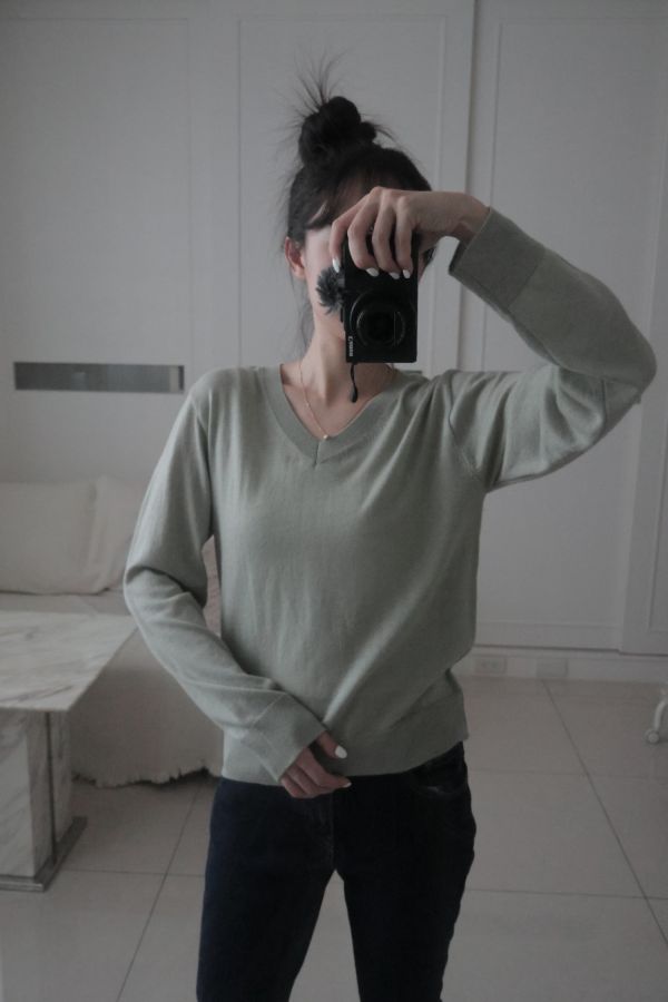 (現貨)韓國製-絲綢羊毛優雅V領針織上衣（灰綠） 