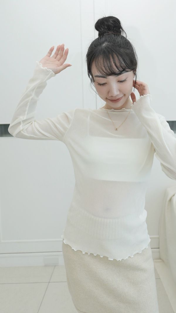 (現貨)韓國製-柔霧絨面透膚木耳邊上衣（白） 