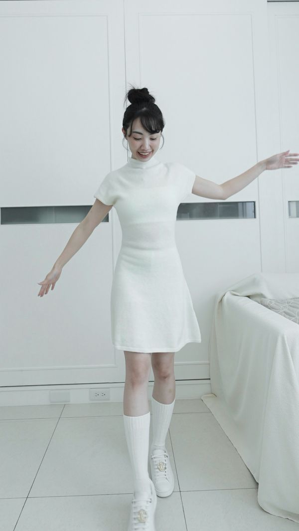 (現貨)韓國製-高級剪裁羊毛微高領洋裝（白） 