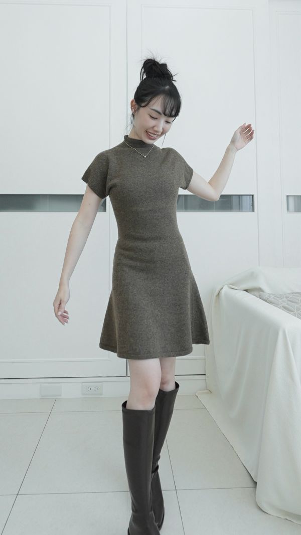 (現貨)韓國製-高級剪裁羊毛微高領洋裝（深咖） 