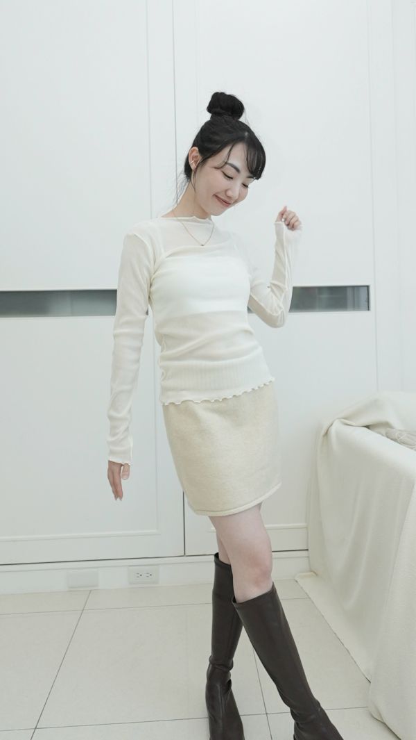 (現貨)韓國製-柔霧絨面透膚木耳邊上衣（白） 