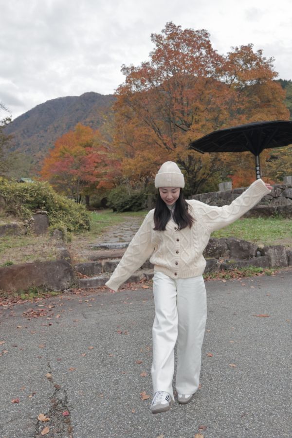 (現貨)韓國製-木紋釦羊駝毛Ｖ領麻花針織外套（米白） 