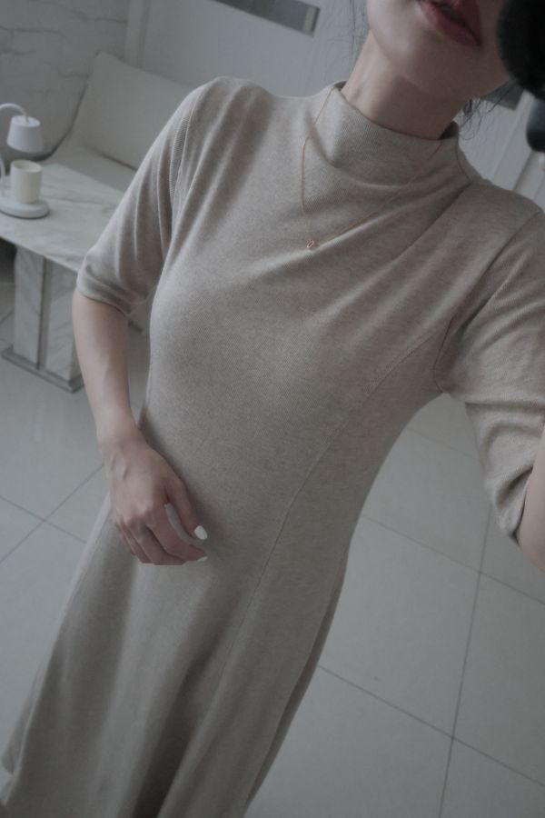 (現貨)韓國製-半高領五分袖收腰長洋裝（奶茶） 