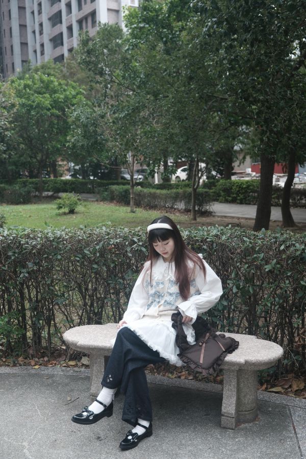 牛仔簍空花花褲 