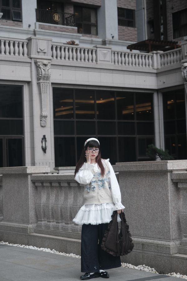 蕾絲娃娃領花邊上衣 