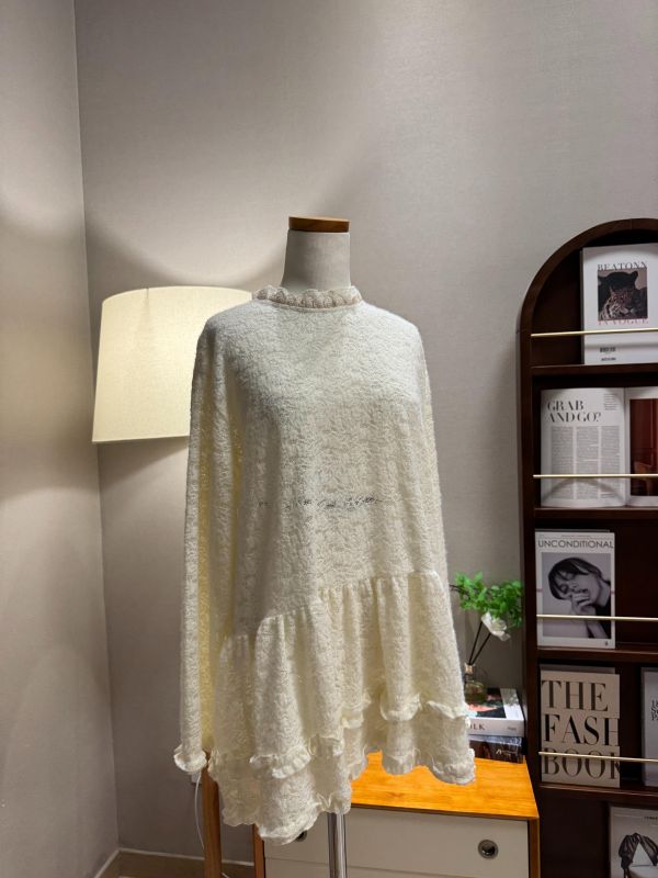 蕾絲裙擺內搭上衣 