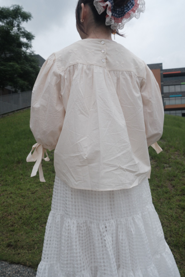 ᴷᴿ蝴蝶結刺繡綁帶上衣 