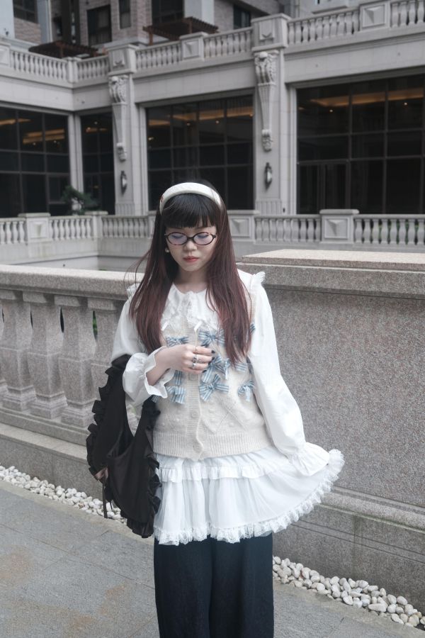 蕾絲娃娃領花邊上衣 