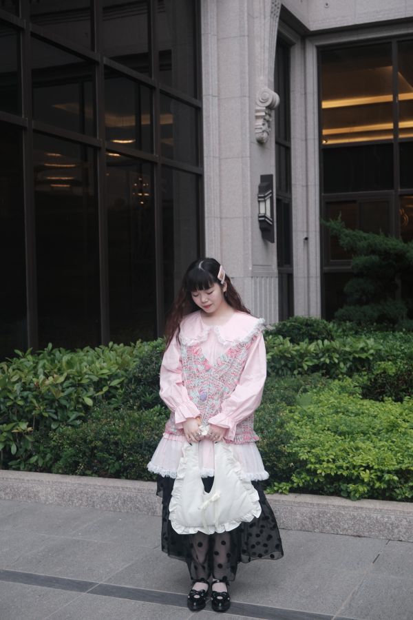 蕾絲娃娃領花邊上衣 