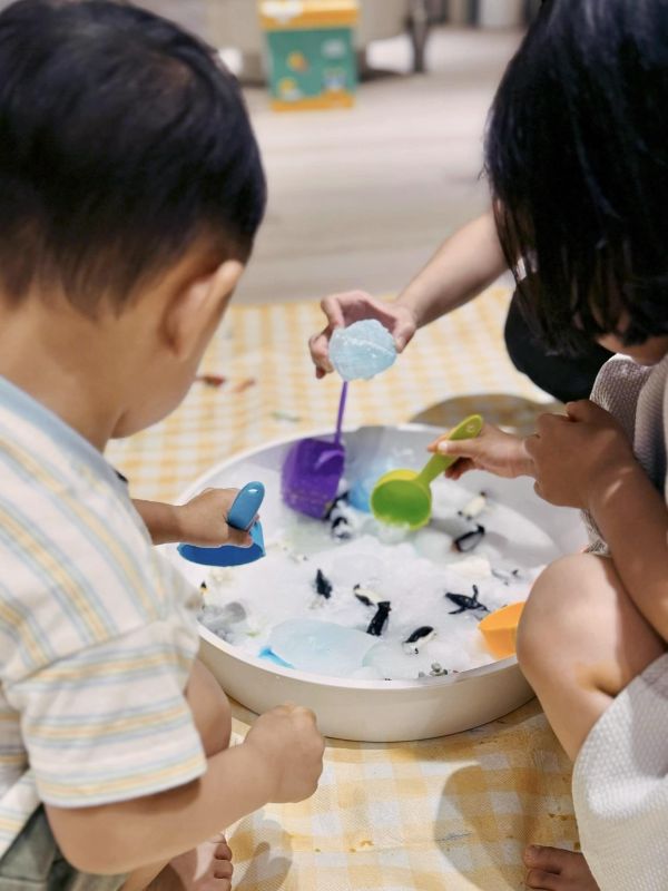 7月_五感探索親子課｜小企鵝搭飛機 