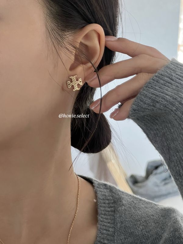 Tory Burch 最新款十字浮雕設計耳環 針式耳環 