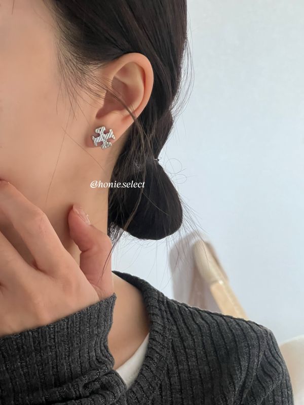 Tory Burch 最新款十字浮雕設計耳環 針式耳環 