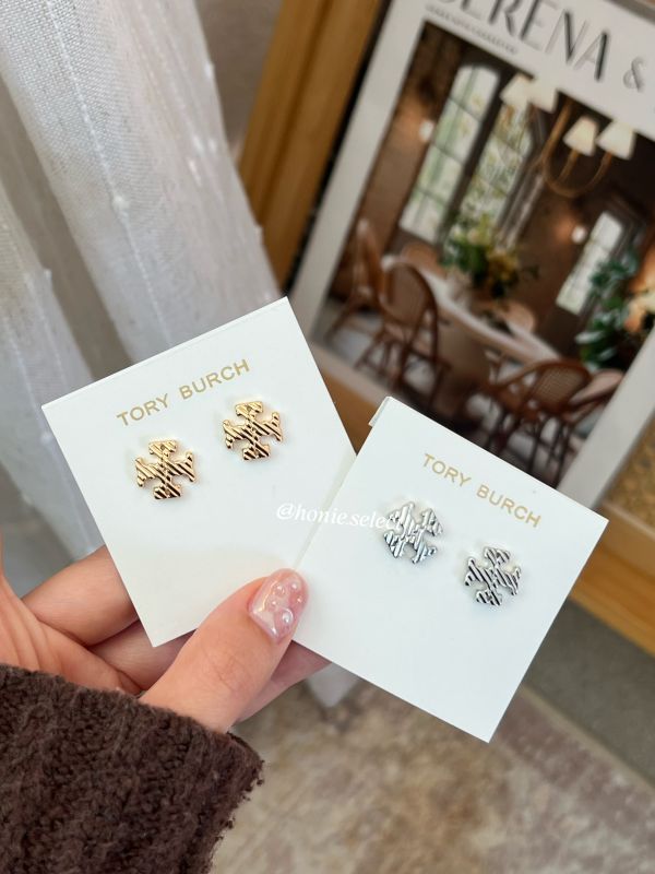 Tory Burch 最新款十字浮雕設計耳環 針式耳環 