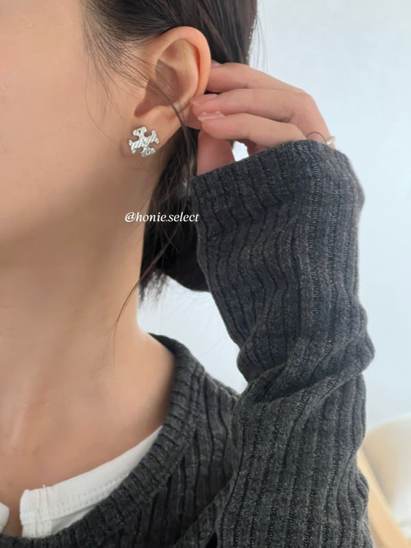 Tory Burch 最新款十字浮雕設計耳環 針式耳環 