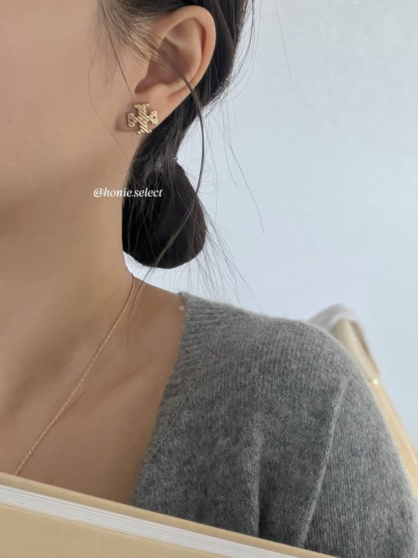 Tory Burch 最新款十字浮雕設計耳環 針式耳環 