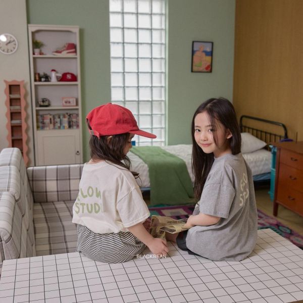 藝術字母短袖上衣 韓國童裝,男童夏裝,中性童裝,童裝推薦,2026夏季童裝,男童穿搭,韓系童裝,中性穿搭,韓國代購