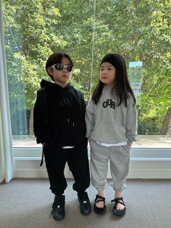 精緻皮革標連帽長袖長褲套裝 韓國童裝,男童秋裝,中性童裝,韓系童裝推薦,2025秋季童裝,韓國男童新款,中性風男童穿搭,秋季男童服飾推薦,小男友穿搭
