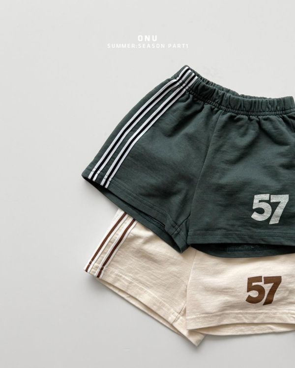 數字織帶滾邊運動短褲 韓國童裝,男童夏裝,中性童裝,童裝推薦,2026夏季童裝,男童穿搭,韓系童裝,中性穿搭,韓國代購