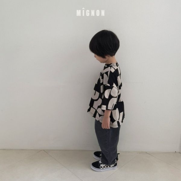 隨機滿版幾何短袖上衣 韓國童裝,男童秋裝,中性童裝,韓系童裝推薦,2025秋季童裝,韓國男童新款,中性風男童穿搭,秋季男童服飾推薦,小男友穿搭