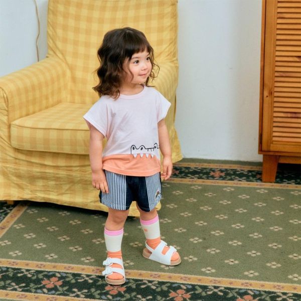 浮在水面的鱷魚短袖上衣 韓國童裝,男童夏裝,中性童裝,童裝推薦,2026夏季童裝,男童穿搭,韓系童裝,中性穿搭,韓國代購