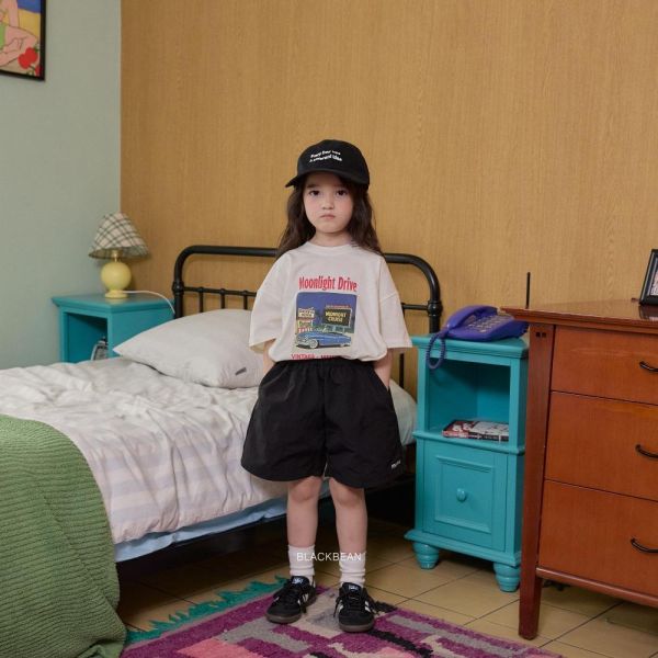 字母印花刷刷休閒短褲 韓國童裝,男童夏裝,中性童裝,童裝推薦,2026夏季童裝,男童穿搭,韓系童裝,中性穿搭,韓國代購