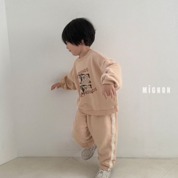 簡約側織帶滾邊運動休閒長褲 韓國童裝,男童秋裝,中性童裝,韓系童裝推薦,2025秋季童裝,韓國男童新款,中性風男童穿搭,秋季男童服飾推薦,小男友穿搭