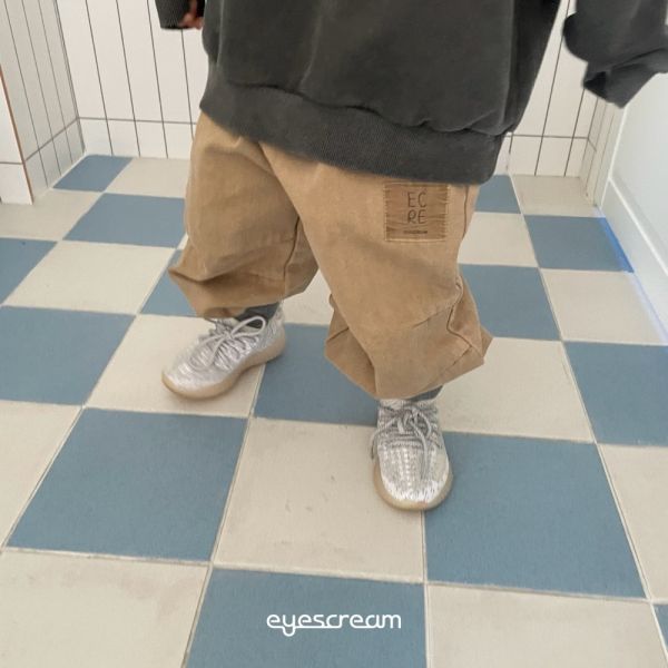 仿舊感街頭縮口休閒長褲 韓國童裝,男童秋裝,中性童裝,韓系童裝推薦,2025秋季童裝,韓國男童新款,中性風男童穿搭,秋季男童服飾推薦,小男友穿搭