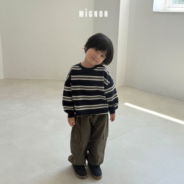 中短版條紋長袖上衣 韓國童裝,男童秋裝,中性童裝,韓系童裝推薦,2025秋季童裝,韓國男童新款,中性風男童穿搭,秋季男童服飾推薦,小男友穿搭