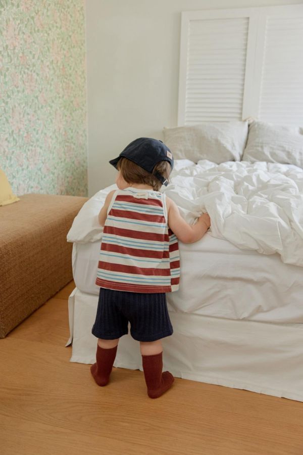 雙色條紋削肩背心 韓國童裝,男童夏裝,中性童裝,童裝推薦,2026夏季童裝,男童穿搭,韓系童裝,中性穿搭,韓國代購