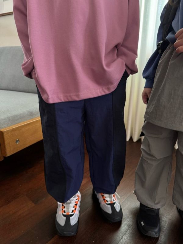 雙色沙沙可縮口運動長褲 韓國童裝,男童秋裝,中性童裝,韓系童裝推薦,2025秋季童裝,韓國男童新款,中性風男童穿搭,秋季男童服飾推薦,小男友穿搭