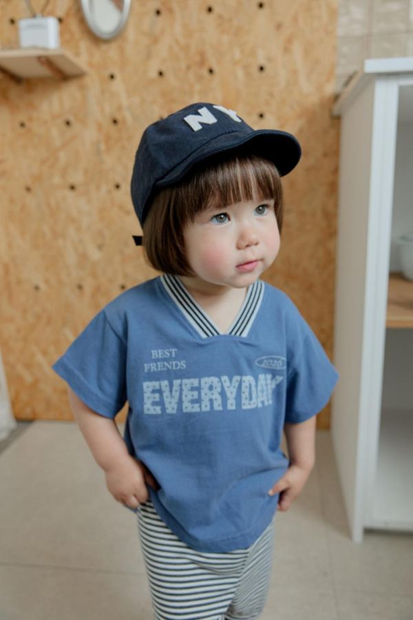 EVERYDAY織帶V領短袖上衣 韓國童裝,男童夏裝,中性童裝,童裝推薦,2026夏季童裝,男童穿搭,韓系童裝,中性穿搭,韓國代購